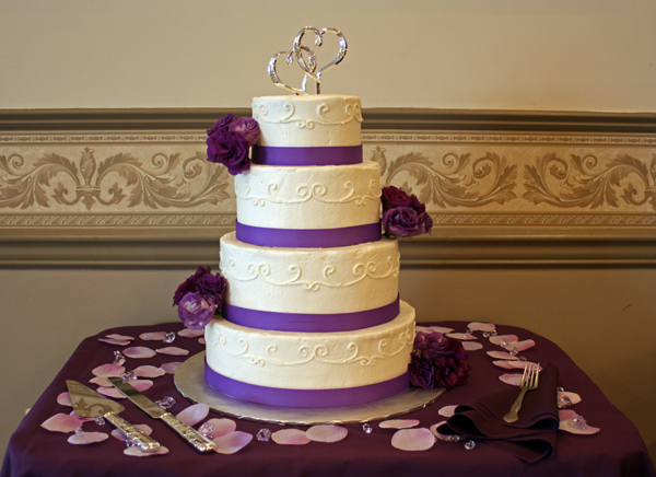 purple lisianthus wedding cake