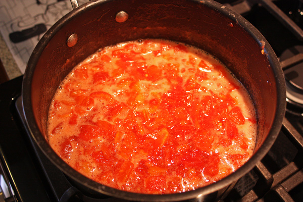 doce de tomate bring to a boil